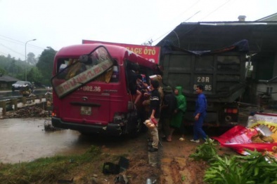 Xe khách Vân Nam đâm trực diện xe tải, gần chục người bị thương nặng