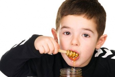 Tại sao không nên cho trẻ dưới 1 tuổi ăn mật ong?