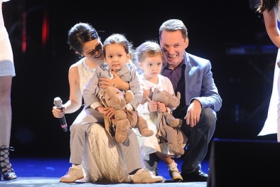 Hồng Nhung bất ngờ ‘khoe’ 2 con xinh như thiên thần trên sân khấu