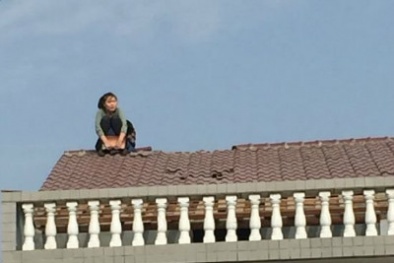 Vợ trèo lên nóc nhà 'cố thủ' vì chồng đòi ly hôn 