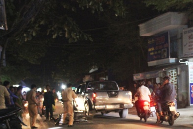 Người dân chung tay nâng ô tô bán tải cứu mạng 2 thanh niên mắc kẹt