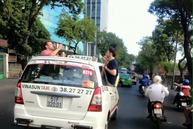 Hy hữu: Khách Tây vô tư nhậu trên nóc taxi đang chạy giữa lòng Sài Gòn