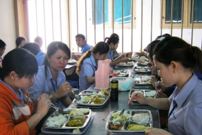 Đủ chiêu trò ‘tuồn’ thịt bẩn vào bữa cơm công nhân 