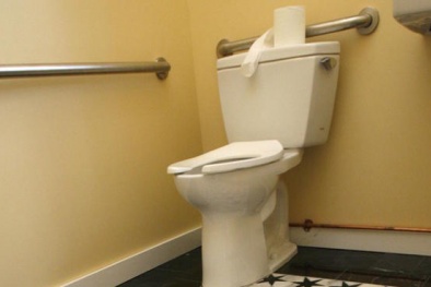 Tấn công bạn cùng phòng vì 'giữ' nhà vệ sinh quá lâu 