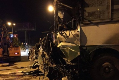 Xe Camry bị kéo lê 60m sau cú tông liên hoàn kinh hoàng