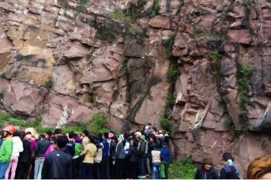 Bàng hoàng phát hiện thi thể biến dạng dưới chân núi Đỏ