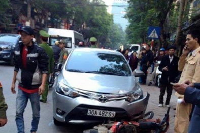 Ô tô 'điên' hất văng 2 người đi xe máy xuống đất, cuốn vào trong gầm