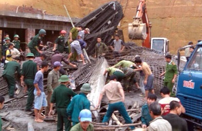 Nóng: 16 người bị chôn vùi trong vụ sập giàn giáo ở Hà Tĩnh