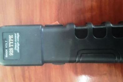 Bắt quả tang đối tượng chuyên bán súng, roi điện cho tài xế