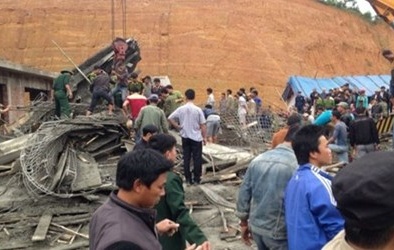 Sập cây xăng đang xây, 9 người thương vong