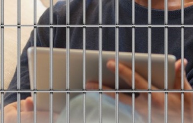 Anh: Đề xuất cấp iPad cho tù nhân đỡ buồn chán 