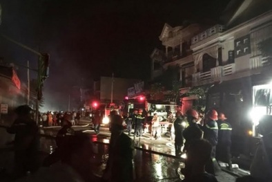 Huế: Khói lửa bao trùm ngôi nhà 3 tầng, chủ nhà hoảng loạn tháo chạy