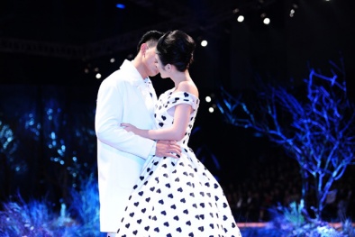 Angela Phương Trinh gây ‘sốc’ khi bất ngờ hôn mẫu nam trên sàn catwalk