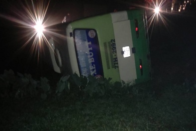 Xe buýt chở sinh viên về quê cuối tuần lật nghiêng, 14 người bị thương