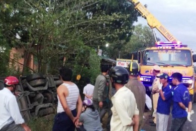 Xe khách Phương Trang lật xuống hố, 1 thiếu nữ tử vong