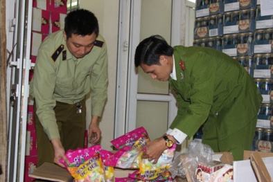 Bánh kẹo Trung Quốc gắn mác Việt Nam bán tràn lan ở cổng trường học