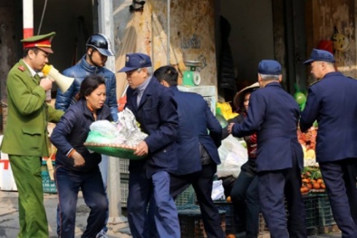 ‘Thấy người dân ống thấp ống cao bị công an tịch thu hàng mà tôi rơi nước mắt!’