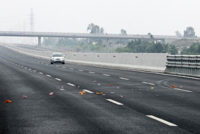 Vàng mã rải đầy gây nguy hiểm trên cao tốc Hà Nội - Hải Phòng