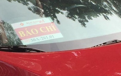 Xử nghiêm ô tô dán 'bùa hộ mệnh'