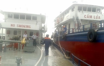 Tàu chở xăng bị đâm thủng, hàng ngàn lít xăng 'hòa' vào sông Tiền