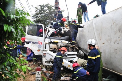 Tai nạn giao thông nghiêm trọng: Đầu xe tải găm vào xe container, 4 người thương vong