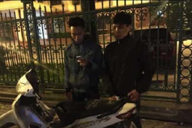 141 phát hiện điều bất thường của 2 thanh niên đi xe máy