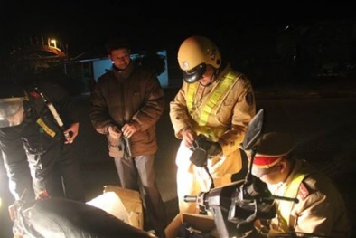 CSGT truy bắt chiếc xe máy chạy bạt mạng từ vùng biên về