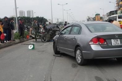 Ô tô Honda Civic bị nát bét đầu vì tông vào xe ba gác đi lấn đường