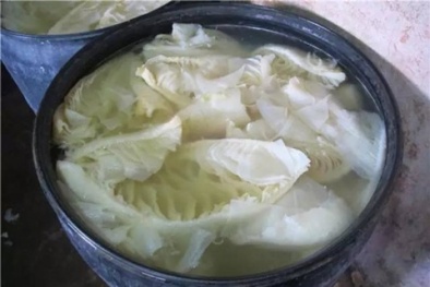 Bẩn khủng khiếp trong cơ sở tẩy trắng sách bò bằng hóa chất độc hại