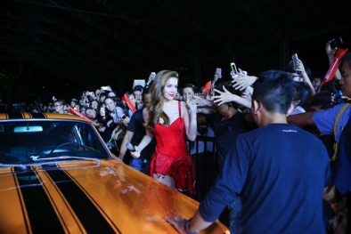 Hồ Ngọc Hà khiến fan bấn loạn khi lái siêu xe vào sân khấu của Noo Phước Thịnh 