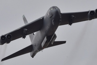 B-52 Mỹ lỡ ‘bay nhầm’, chỉ cách đảo trái phép trên Biển Đông 3km