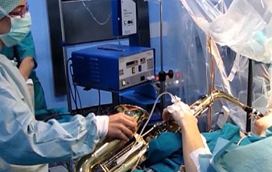 Bệnh nhân tích cực... thổi kèn trong ca mổ não 12 tiếng