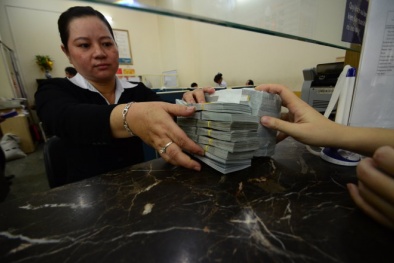 Giữ USD hay chuyển sang VND?