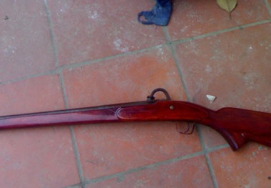 Rủ nhau nghịch súng, bé 8 tuổi trúng đạn tử vong