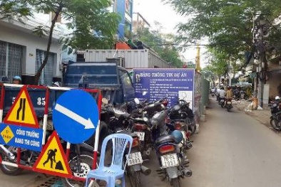 Người dân Sài Gòn 'nghẹt thở' với những con đường nát bươm