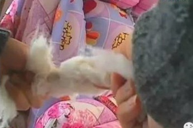 Rùng mình những chiếc chăn bông làm từ rác thải nhà tang lễ