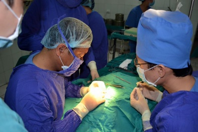 Kéo dài ‘cậu bé’ bằng trái ớt thành hàng ‘khủng’ nhờ dao kéo