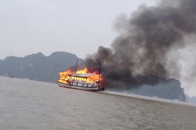 Cứu sống 25 người khỏi tàu du lịch bốc cháy dữ dội trên Vịnh Hạ Long
