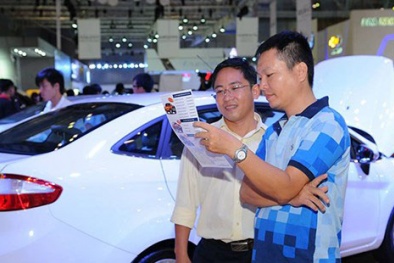 Dân Việt ùn ùn sắm ô tô chơi Tết