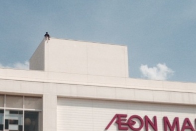 Leo lên nóc Aeon Mall dọa tự tử vì thất tình