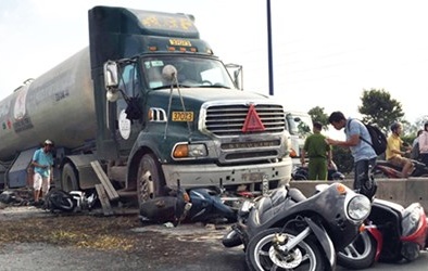 TP.HCM: Xe bồn chở gas tông liên hoàn hoàng loạt xe máy chờ đèn đỏ