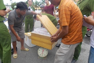 Tài xế 'ấm ớ' về nguồn gốc nửa tấn chân gà, xúc xích