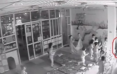 Trẻ 3 tuổi bị lột trần, véo tai vì tè dầm khi ngủ