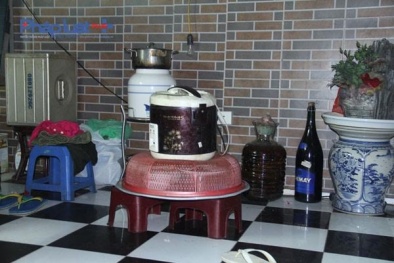 Chỉ có ở Hà Nội: Ở biệt thự, 7 người sống trong căn gác 5m2