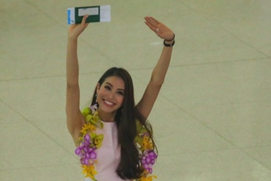 Hoa hậu Hoàn vũ Phạm Hương rạng rỡ ngày trở về