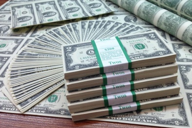 Gửi USD sẽ phải trả phí, ​giá USD tuột dốc