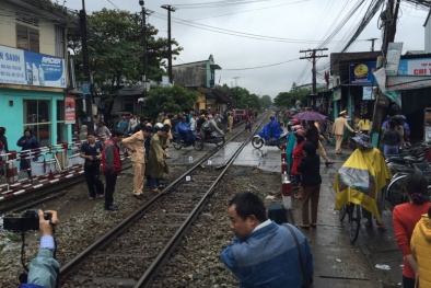 Lái tàu bất lực nhìn nam thanh niên lao đầu vào đoàn tàu tự sát