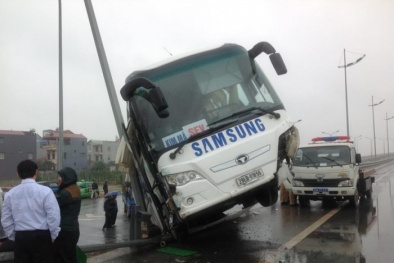 Va chạm với xe tải, xe khách 60 chỗ lật nghiêng khiến nhiều người bị thương