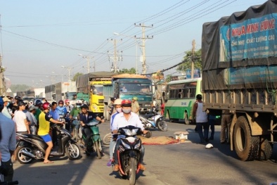 Bố đau đớn gào khóc bên thi thể con gái sau tai nạn giao thông