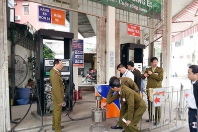 Bắt khẩn cấp thêm 4 đồng phạm gắn chíp gian lận xăng dầu ở Hà Nội